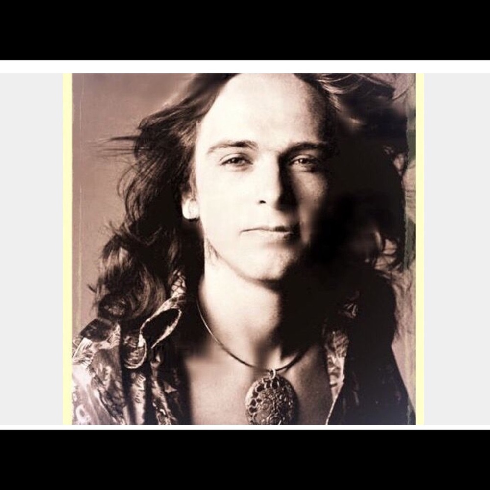 Love I get so lost, sometimes
Days pass and this